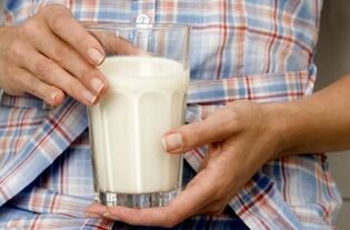 A girl loses weight on kefir